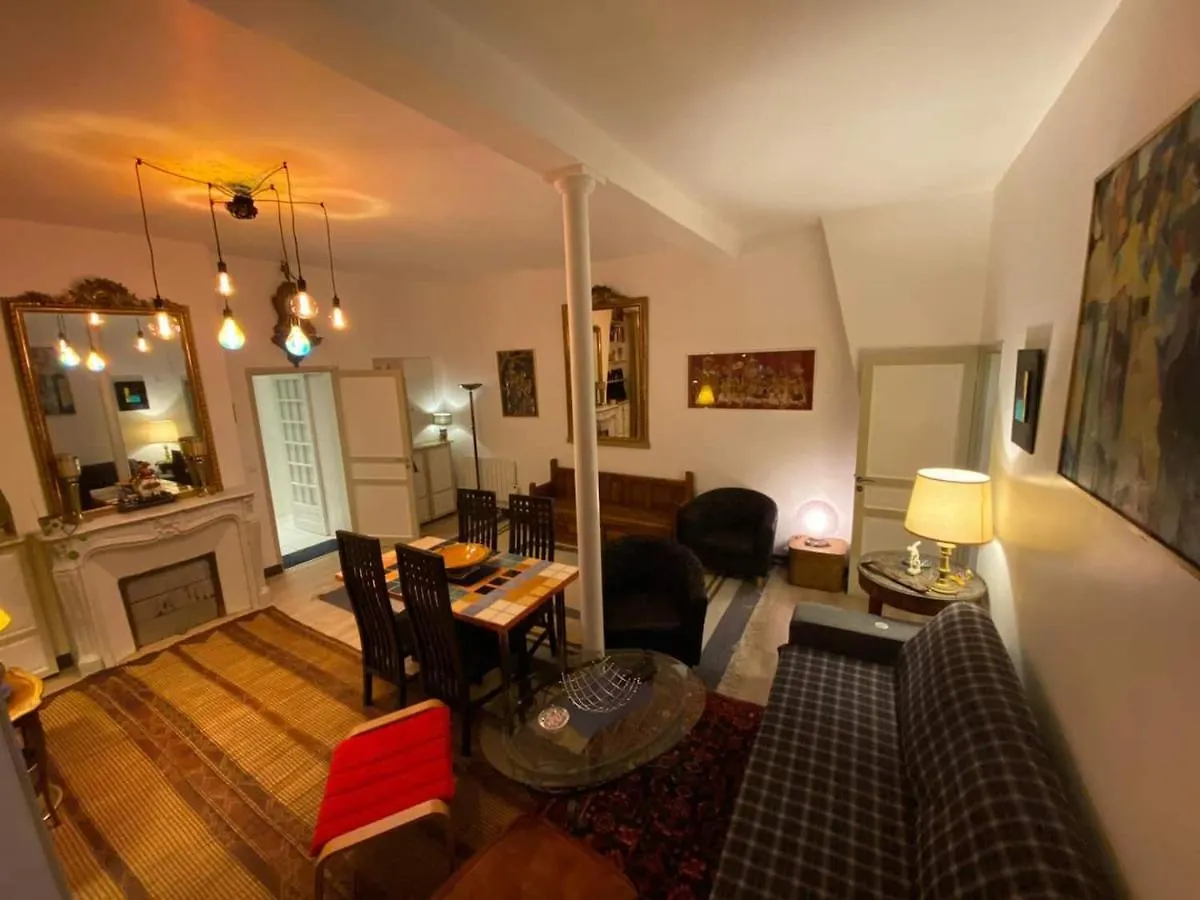 Romantic Apartment In Paris