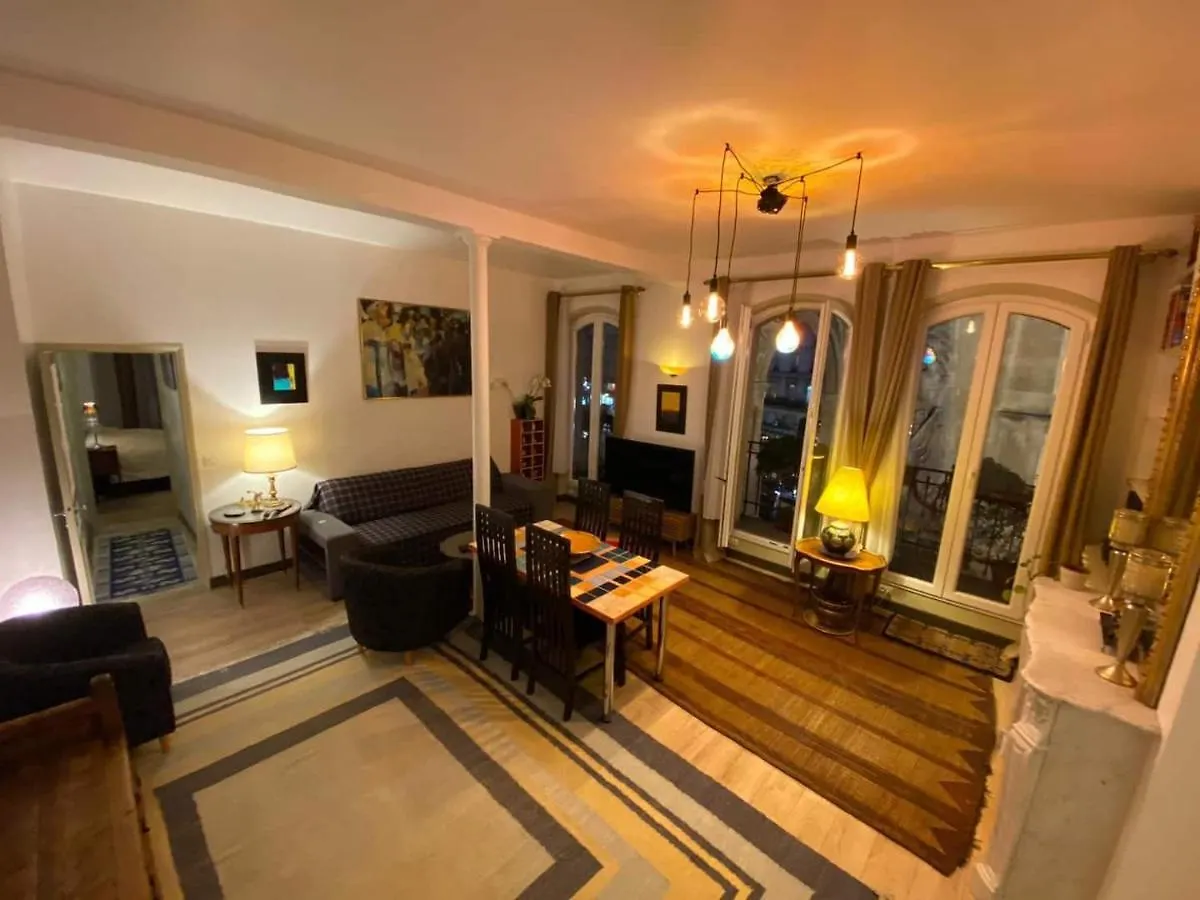 Romantic Apartment In Paris