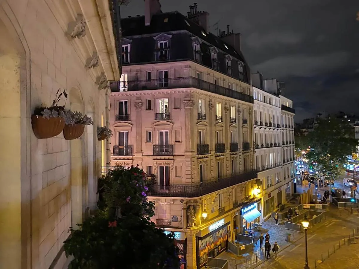 Romantic Apartment In Paris