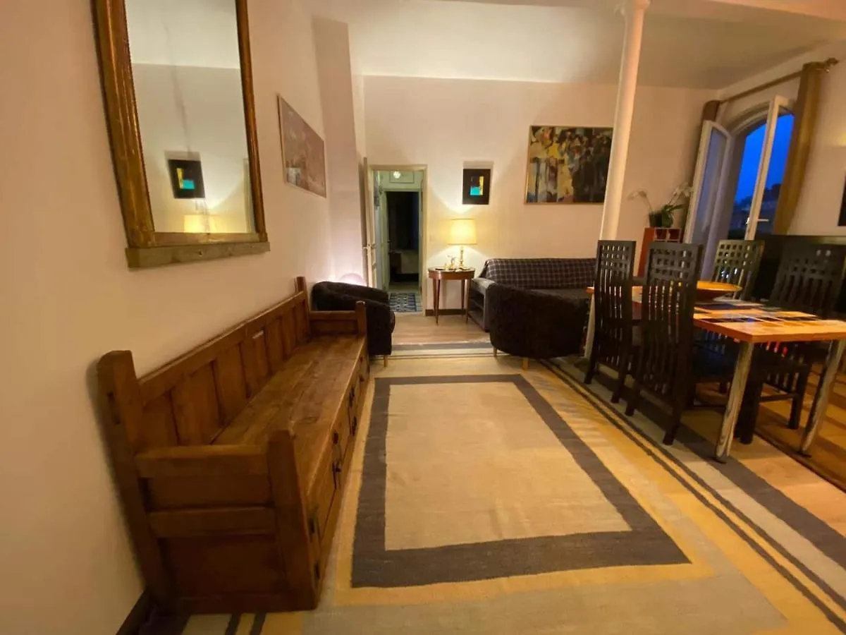 Romantic Apartment In Paris 0*,