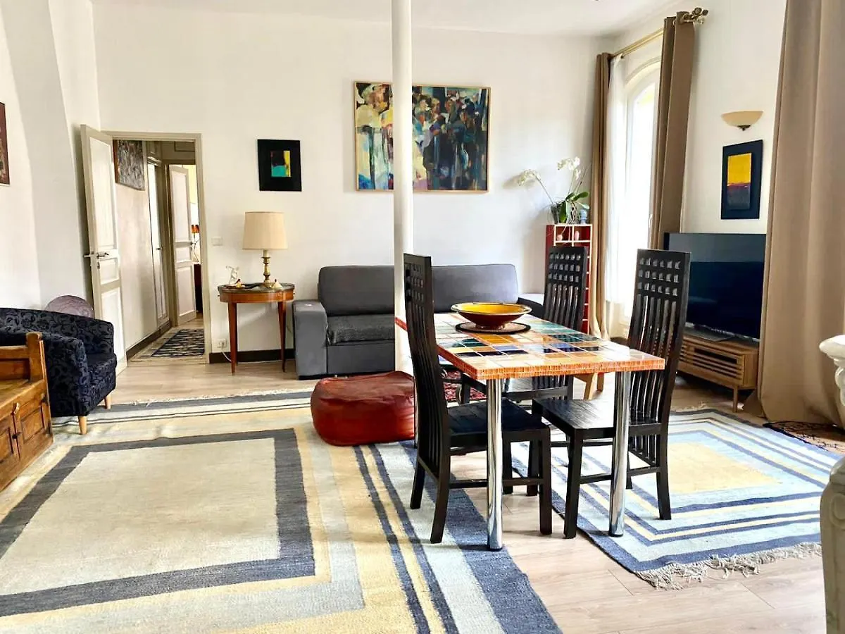 Romantic Apartment In Paris