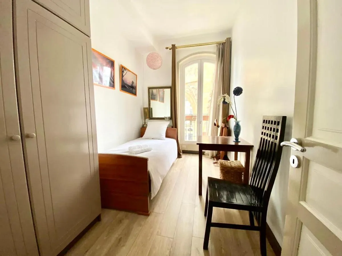 Romantic Apartment In Paris